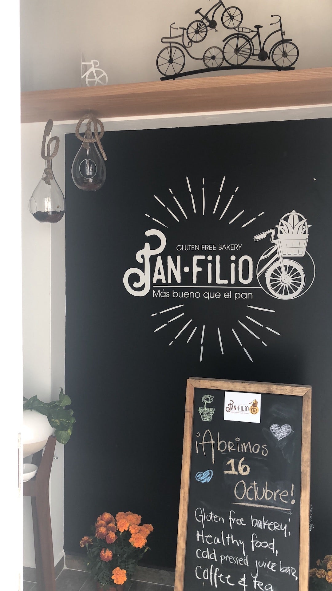 Fachada de Pan-Filio el día de la apertura, 16 de octubre de 2018