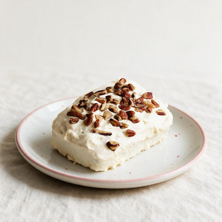 Porción individual de pastel de zanahoria sin gluten con nuez · Pan-Filio